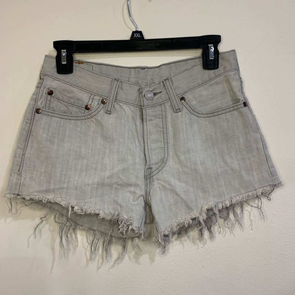 Levi’s 501 Jean Shorts, In Light Gray Wash Button Fly Classic Frayed Hem Size 26